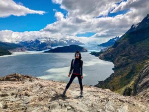 Mujer frente a inmenso paisaje y glaciar en circuito w