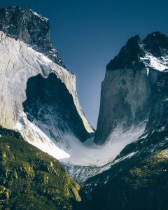 Dos imponentes montañas sobre vegetacion