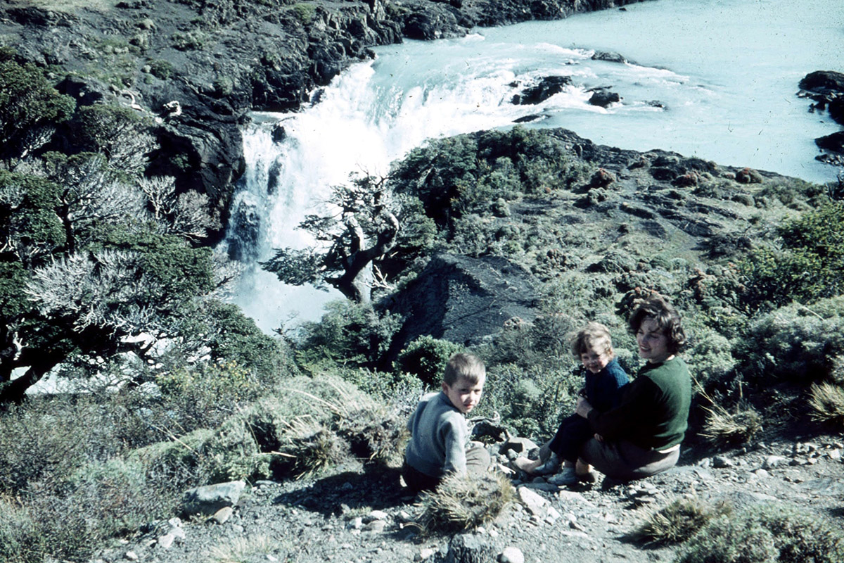 Amor Eliana and her children at Salto Grande