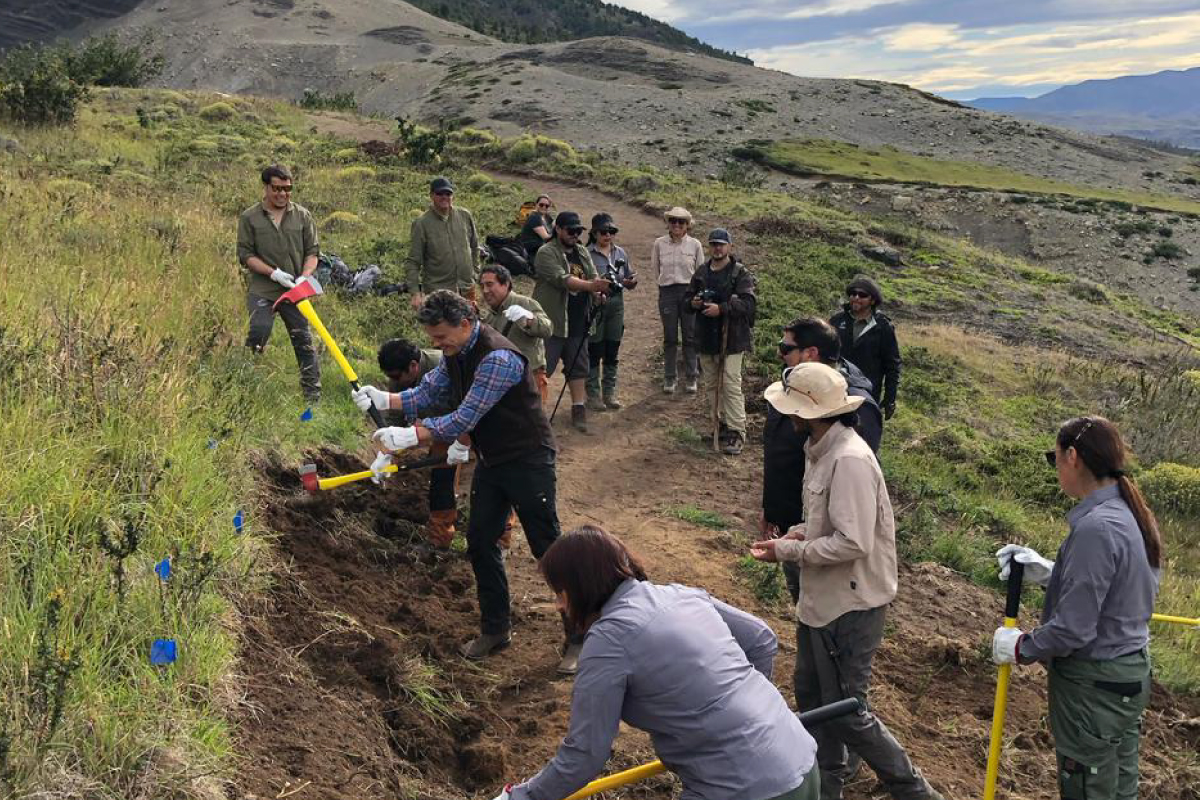 Alcaldesa de Torres del Paine destaca en terreno los avances de la reconstrucción del sendero a Base Torres